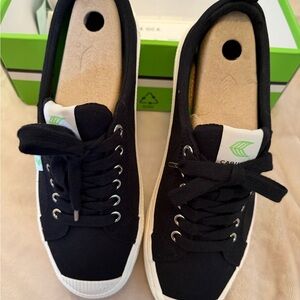 Cariuma OCA Low Black Canvas Sneakers